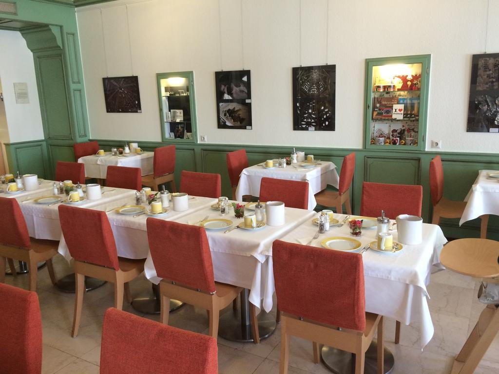 Hotel Am Rathaus ไฟรบวร์กอิมไบรส์เกา ภายนอก รูปภาพ