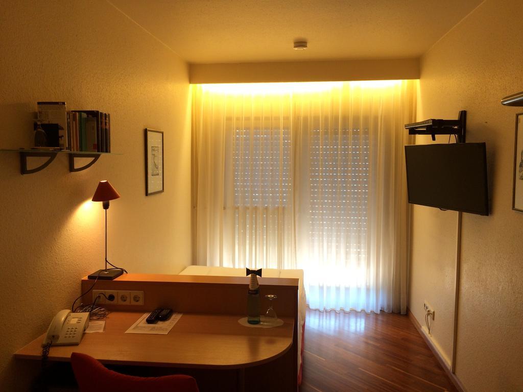 Hotel Am Rathaus ไฟรบวร์กอิมไบรส์เกา ภายนอก รูปภาพ