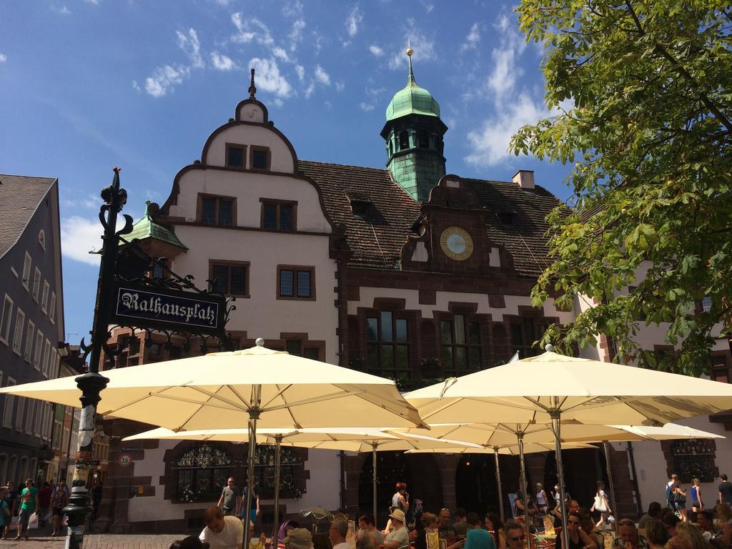 Hotel Am Rathaus ไฟรบวร์กอิมไบรส์เกา ภายนอก รูปภาพ