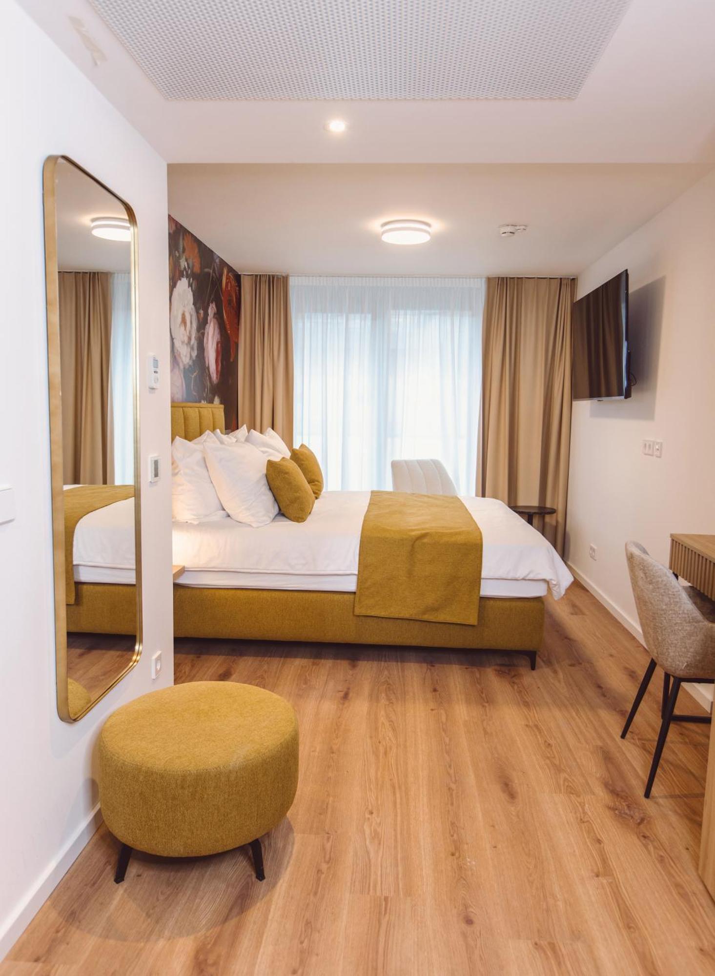 Hotel Am Rathaus ไฟรบวร์กอิมไบรส์เกา ภายนอก รูปภาพ