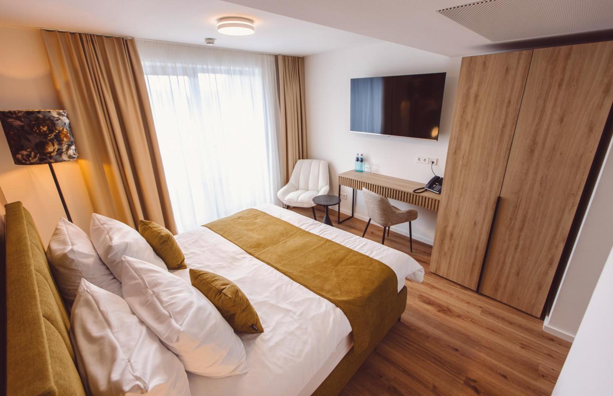 Hotel Am Rathaus ไฟรบวร์กอิมไบรส์เกา ภายนอก รูปภาพ