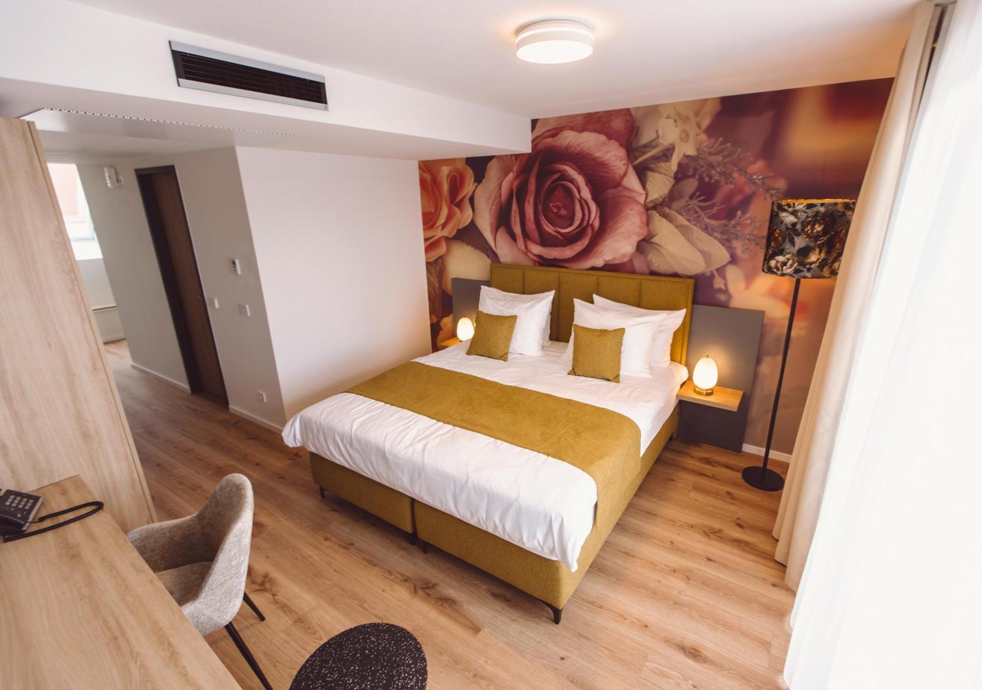 Hotel Am Rathaus ไฟรบวร์กอิมไบรส์เกา ภายนอก รูปภาพ