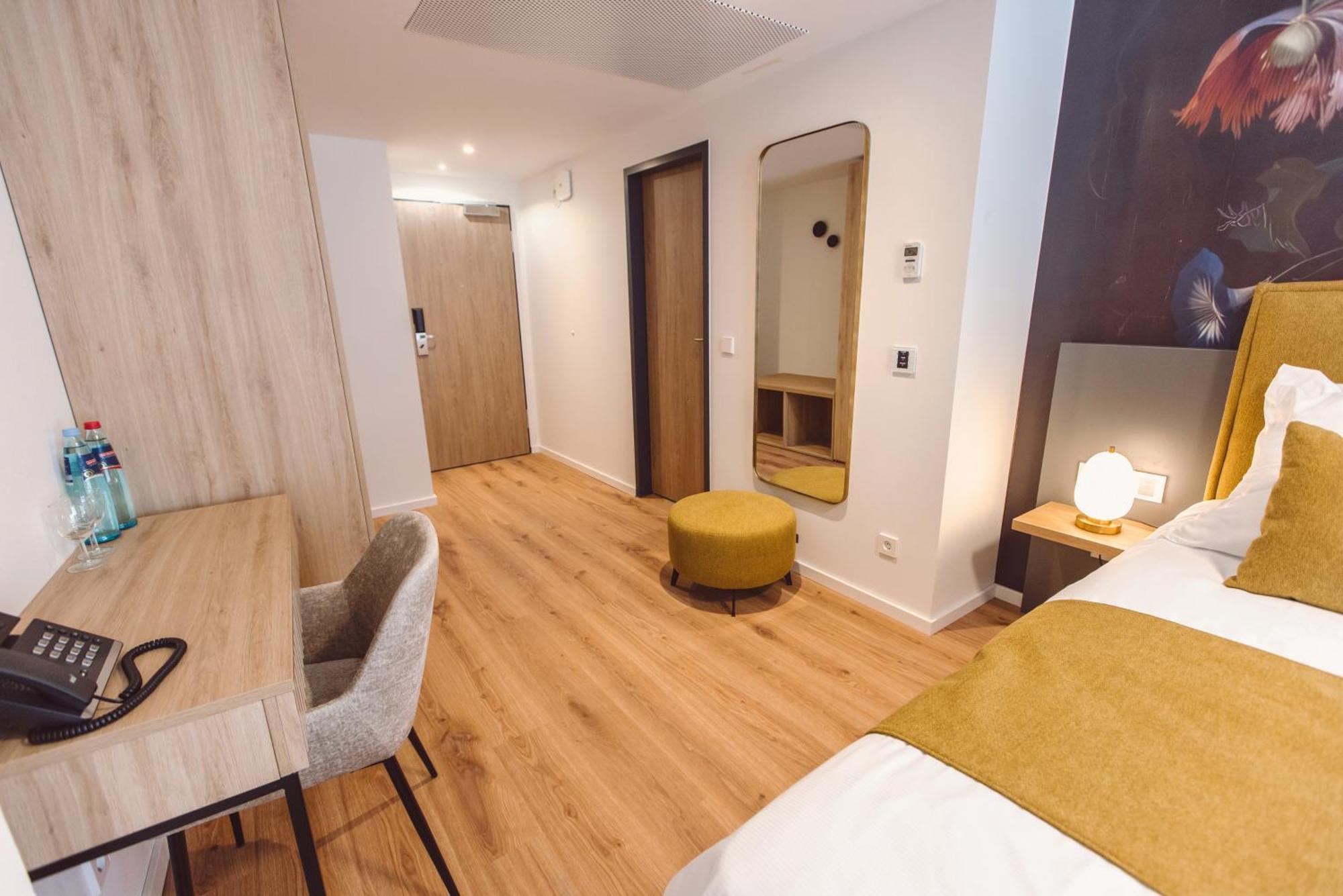 Hotel Am Rathaus ไฟรบวร์กอิมไบรส์เกา ภายนอก รูปภาพ