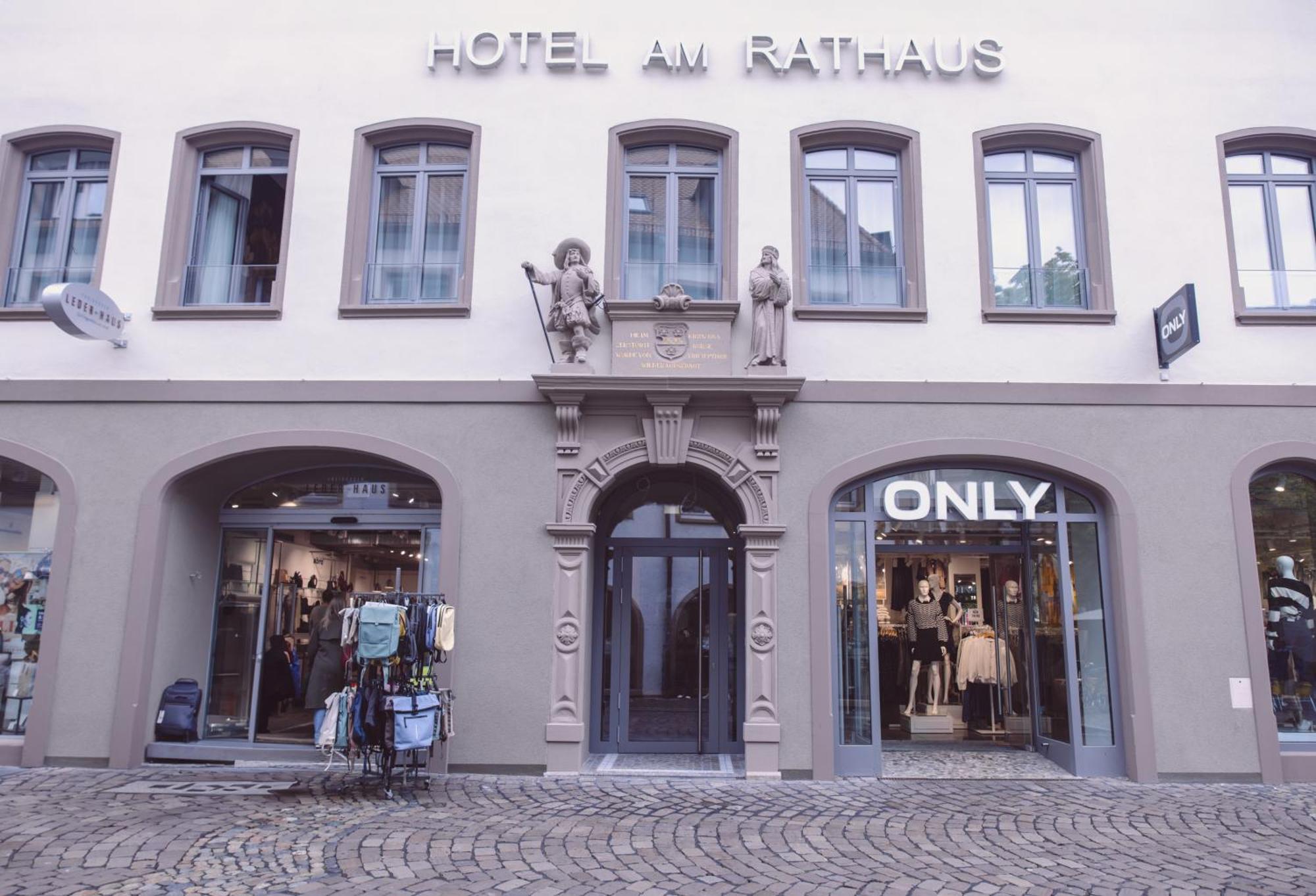 Hotel Am Rathaus ไฟรบวร์กอิมไบรส์เกา ภายนอก รูปภาพ