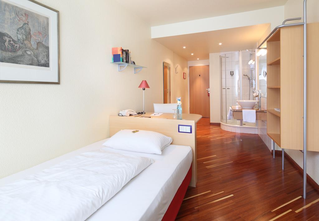 Hotel Am Rathaus ไฟรบวร์กอิมไบรส์เกา ห้อง รูปภาพ
