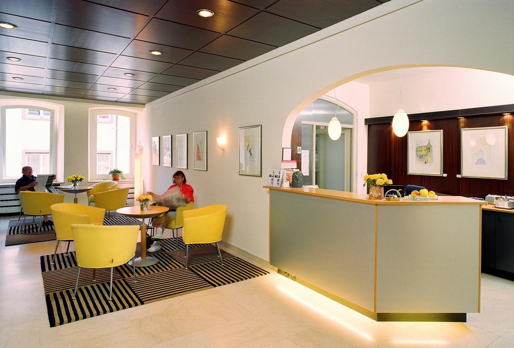 Hotel Am Rathaus ไฟรบวร์กอิมไบรส์เกา ภายนอก รูปภาพ